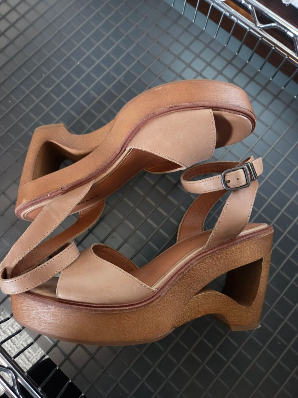 Lucky Brand womens Wyndin Sculpted Wedge Sandal Tan Size 9